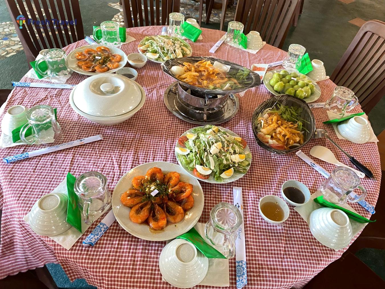 tour-doan-mam-non-hoa-sen-du-lich-binh-chau-7.jpg