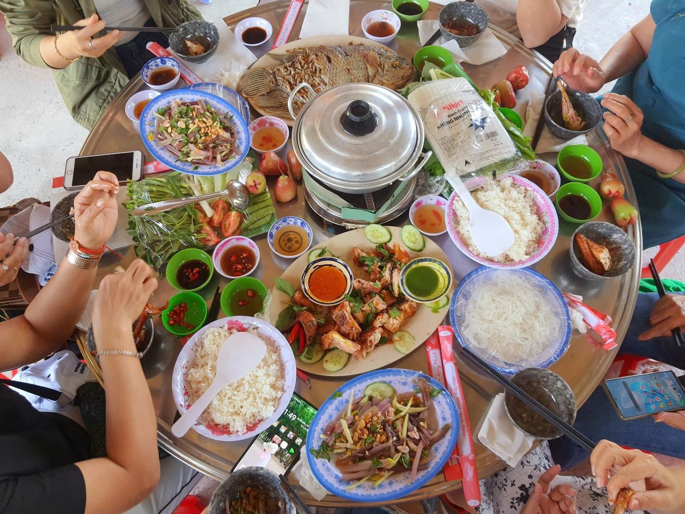 tour-doan-truong-tieu-hoc-phu-tho-du-xuan-dong-thap-8.jpg