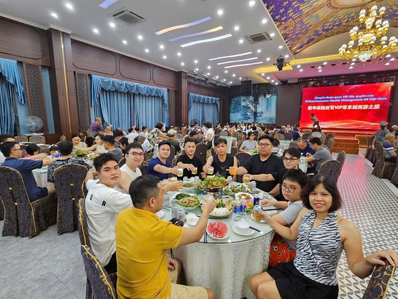tour-khach-cong-ty-cong-nghe-mk1-viet-nam-kham-pha-vinh-ha-long-3.jpg