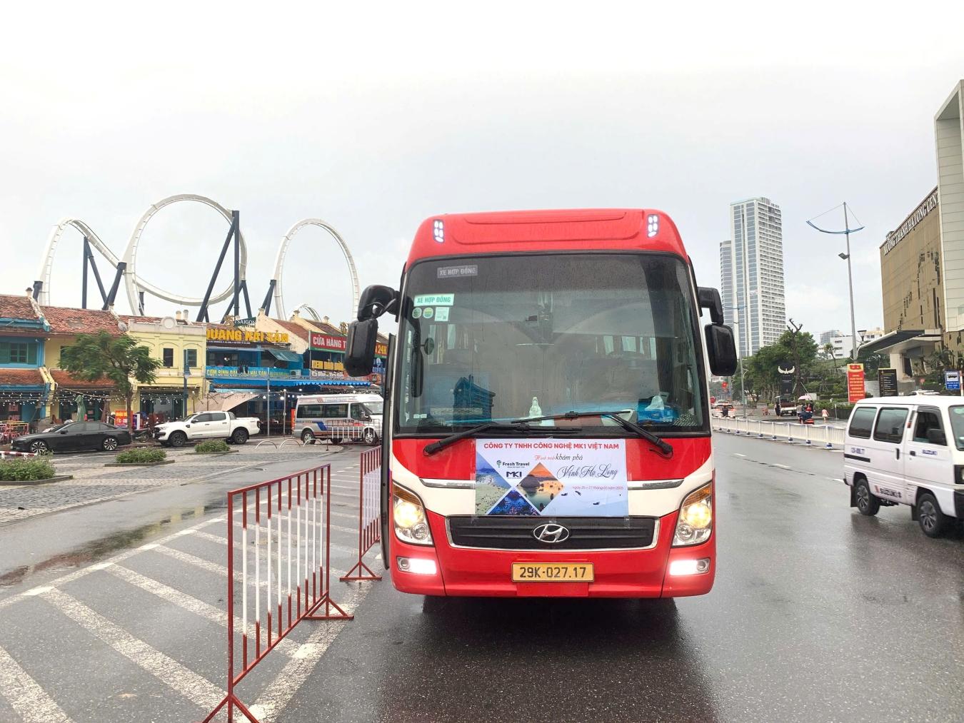 tour-khach-cong-ty-cong-nghe-mk1-viet-nam-kham-pha-vinh-ha-long-6.jpg