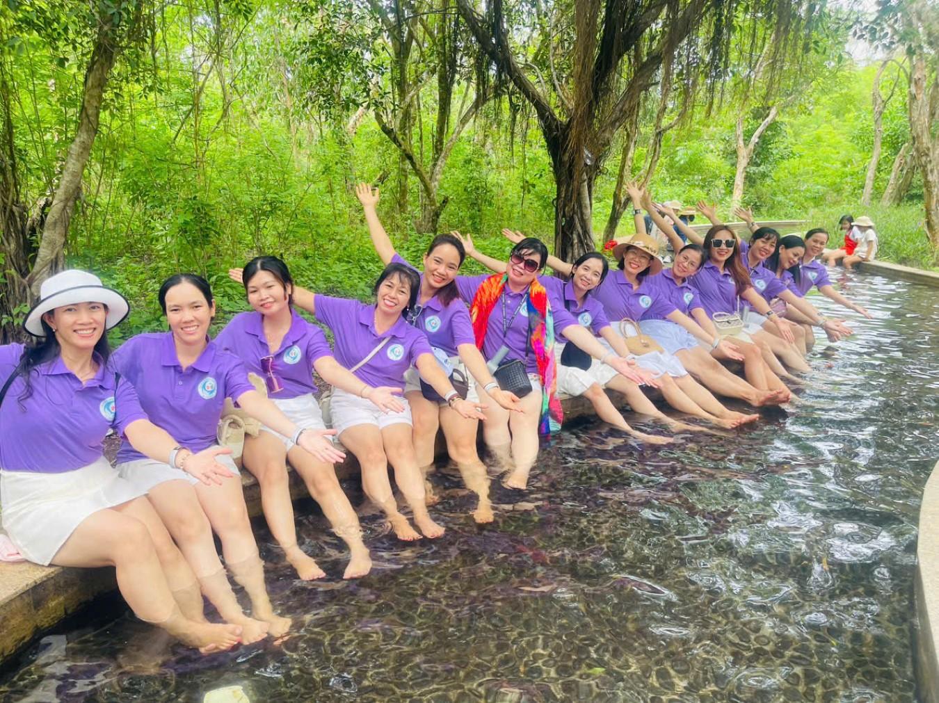 tour-khach-doan-truong-mam-non-binh-chieu-du-lich-ho-tram-4.jpg