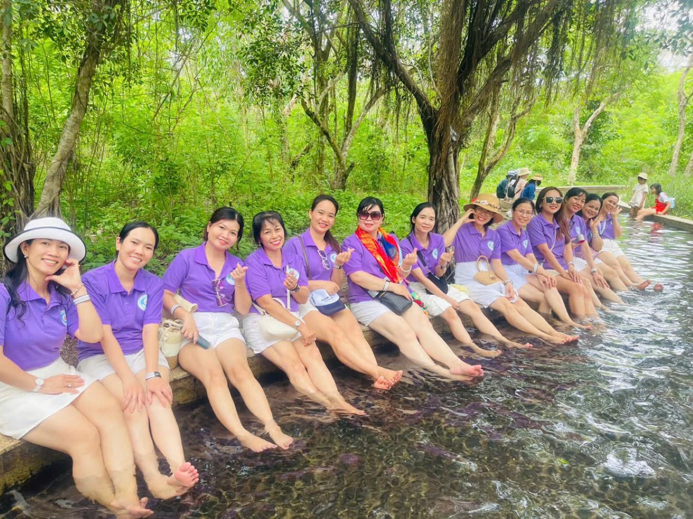 tour-khach-doan-truong-mam-non-binh-chieu-du-lich-ho-tram-5.jpg