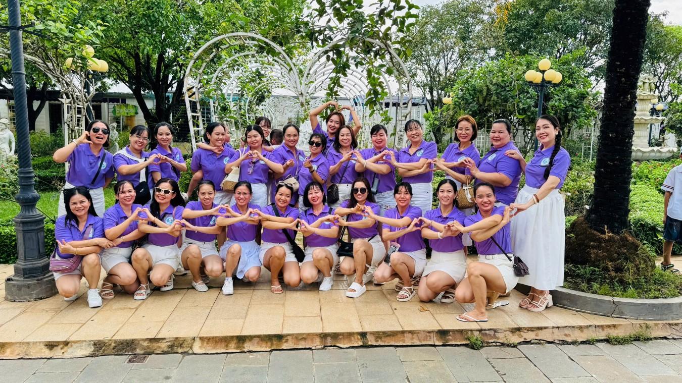 tour-khach-doan-truong-mam-non-binh-chieu-du-lich-ho-tram-7.jpg