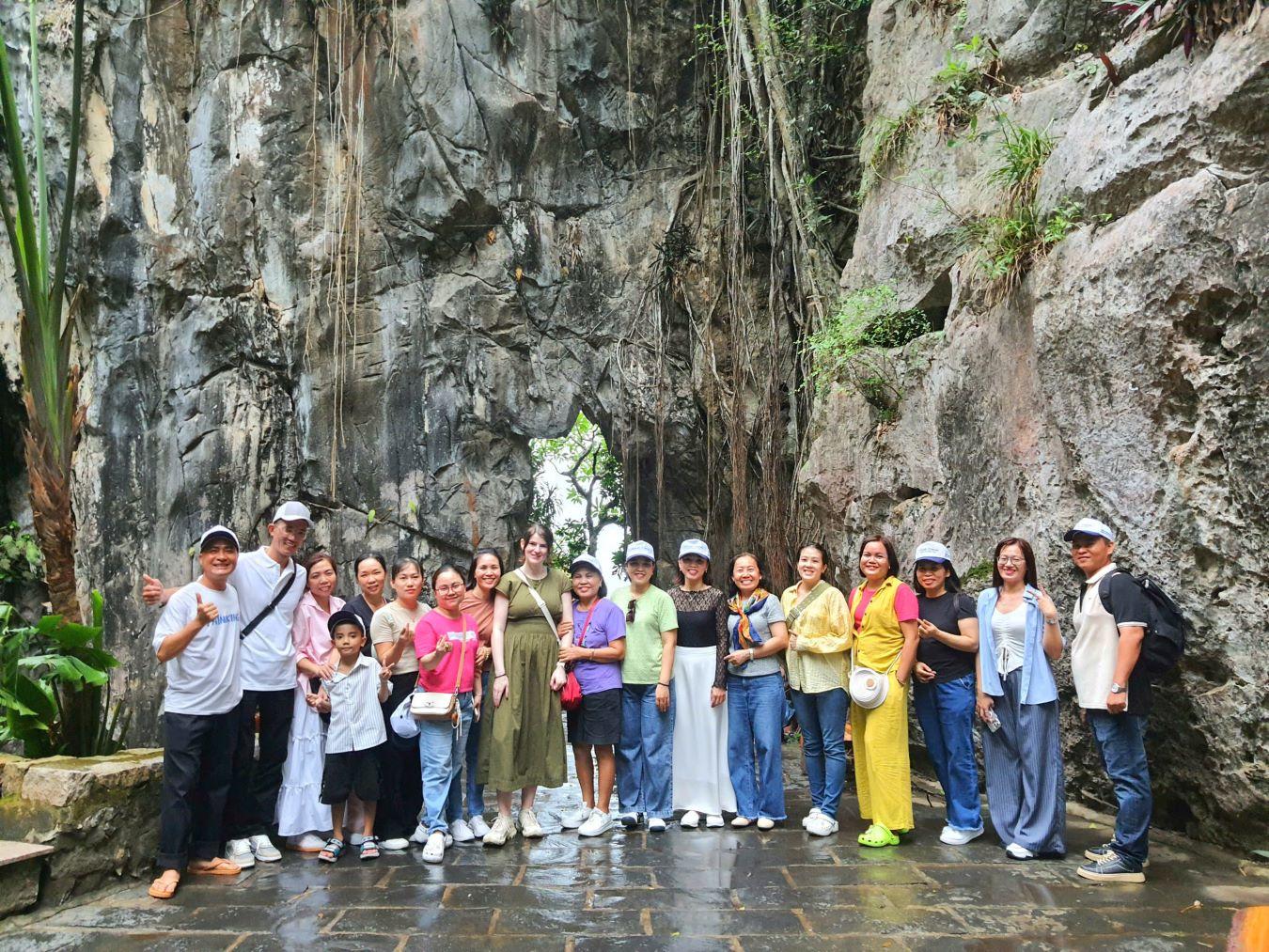 tour-khach-doan-truong-mam-non-hoa-dao-du-lich-mien-trung-2.jpg
