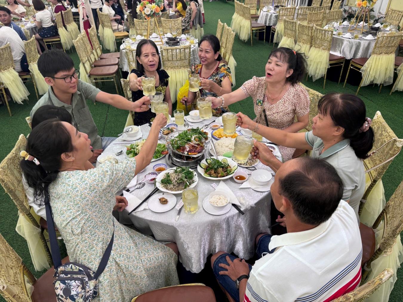 tour-khach-doan-truong-mam-non-hoa-mai-tham-quan-nha-trang-10.jpg