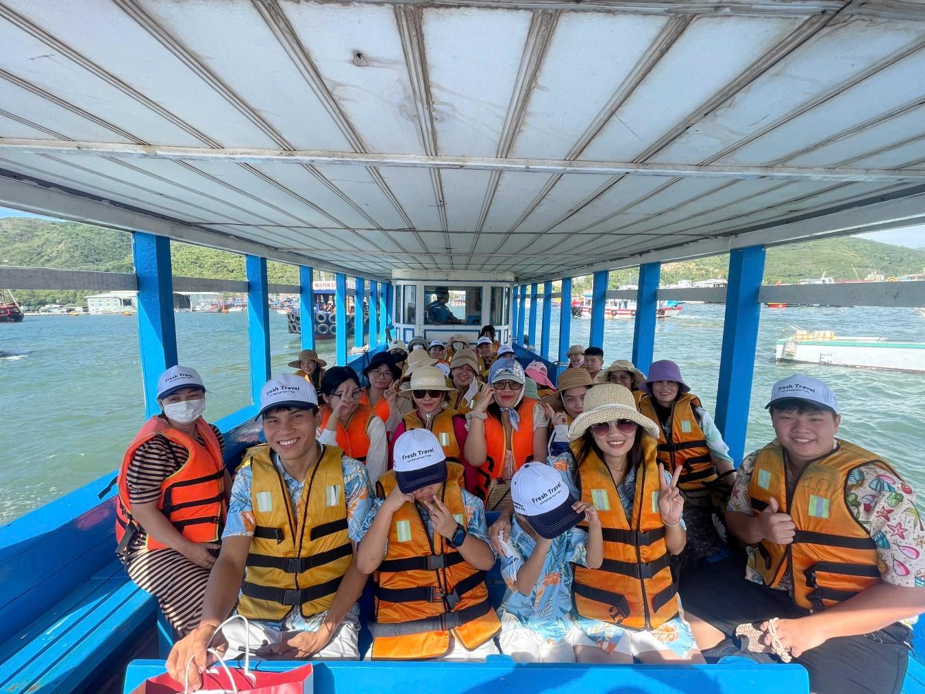 tour-khach-doan-truong-mam-non-hoa-mai-tham-quan-nha-trang-5.jpg