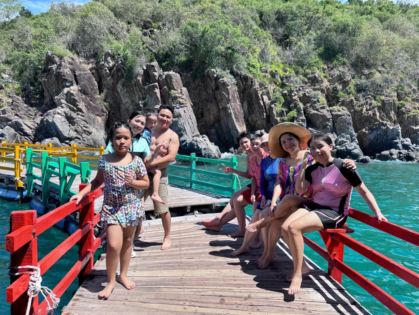 tour-khach-doan-truong-mam-non-hoa-mai-tham-quan-nha-trang-8.jpg