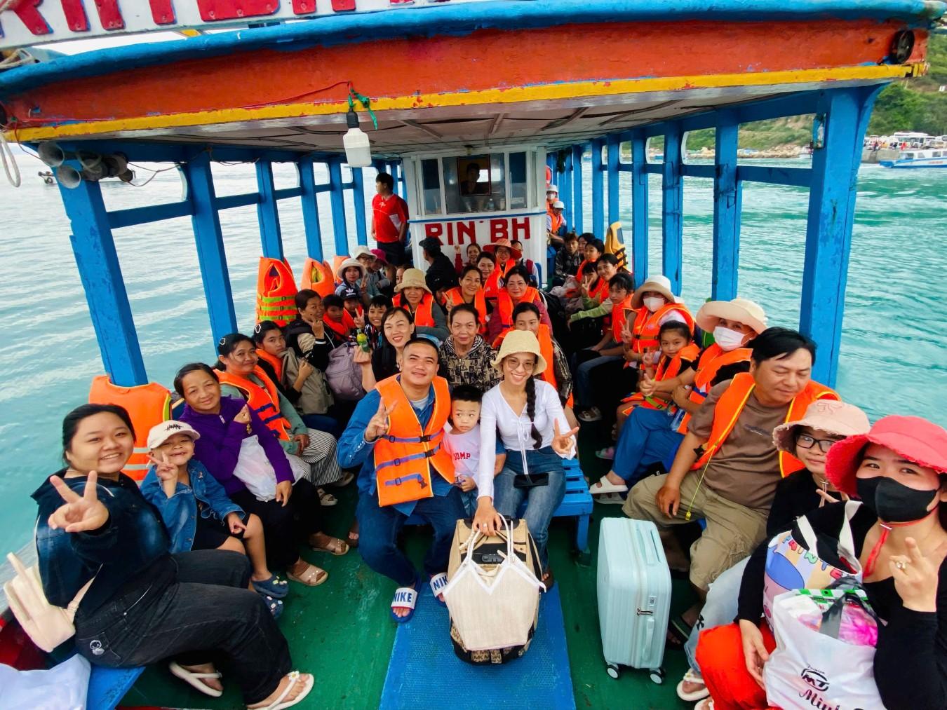 tour-khach-doan-truong-mam-non-son-ca-du-lich-vinh-hy-2.jpg