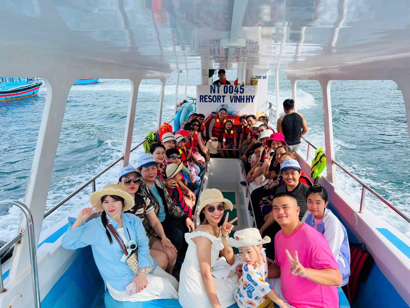 tour-khach-doan-truong-mam-non-son-ca-du-lich-vinh-hy-5.jpg
